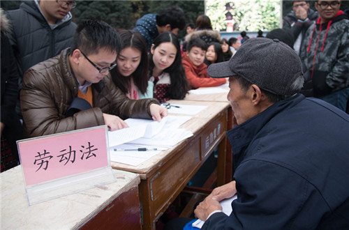 副院长刘勇教授在给老爷爷分析讲解中