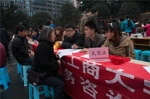市民正在向同学询问