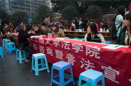 市民正在向同学询问